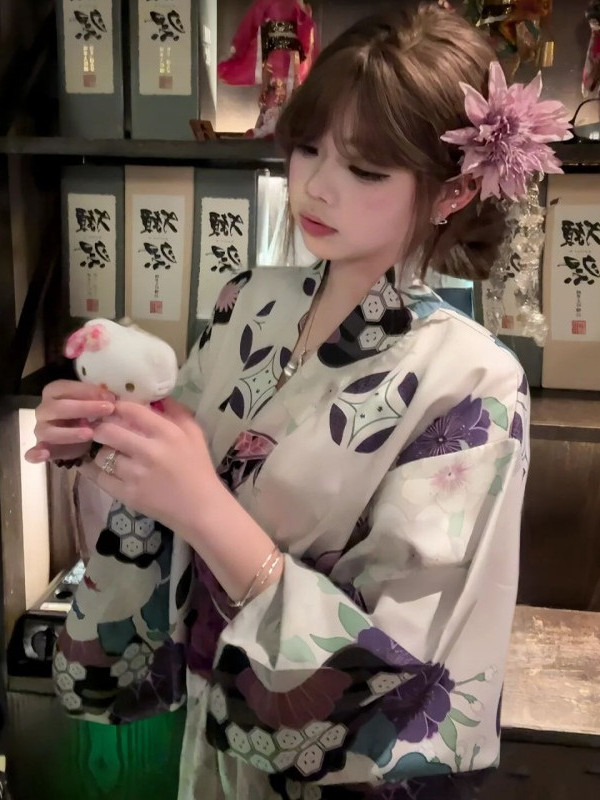 Traditioneller Lila Kimono-Bad – Japanese Women Formal Wear Bewertung und Preis