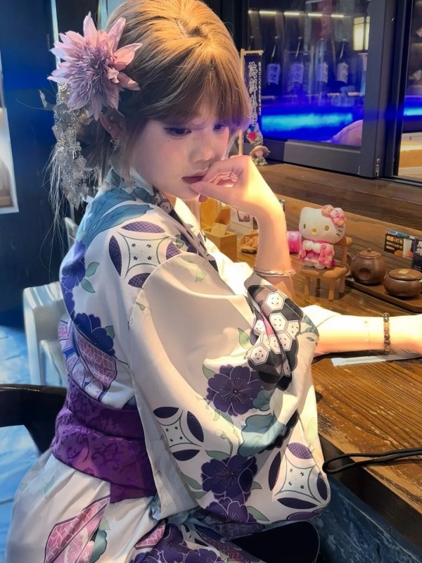 Traditioneller Lila Kimono-Bad – Japanese Women Formal Wear Bewertung und Preis